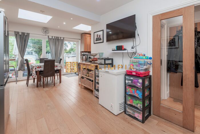 1 Bedroom Terraced House To Rent In Rushden Gardens, Ilford, IG5