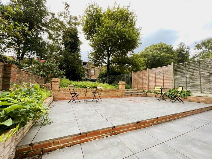 3 Bedroom Flat To Rent In Yonge Park, London, N4