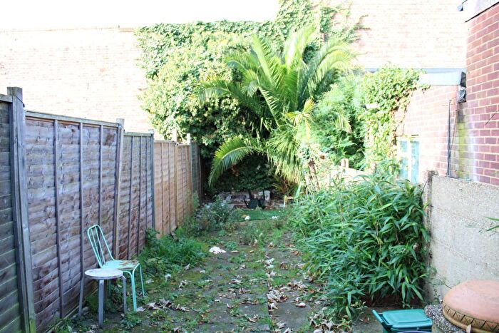 3 Bedroom Flat To Rent In Bertie Road, London, NW10