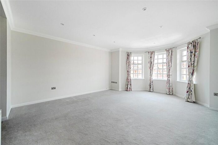 2 Bedroom Apartment To Rent In Ravens Court, Castle Village, Berkhamsted, Hertfordshire, HP4