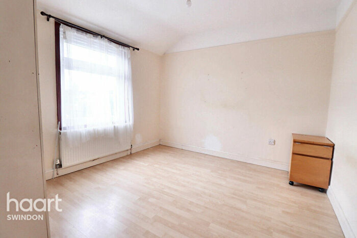 3 Bedroom Terraced House For Sale In Copse Avenue, Swindon, SN1