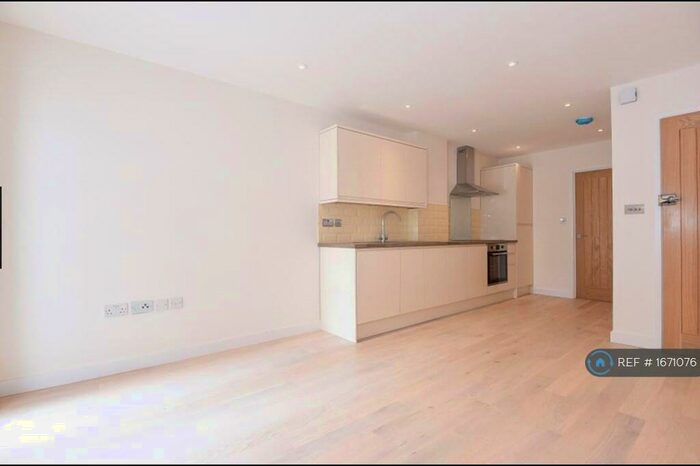 2 Bedroom Flat To Rent In London Road, Reading, RG1
