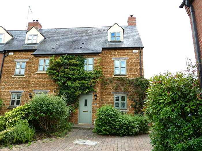 3 Bedroom Town House For Sale In Bloxham Court, Bloxham, OX15