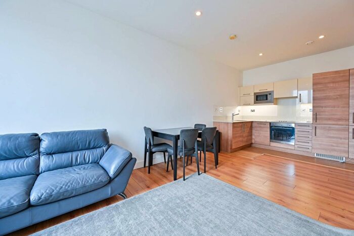 2 Bedroom Flat To Rent In Wandsworth Road, Nine Elms, London, SW8