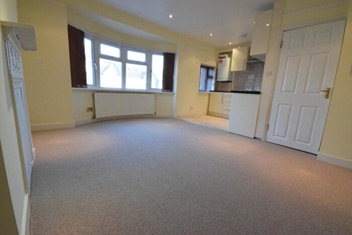 3 Bedroom Flat To Rent In Flat, Hamilton Road, London, NW11