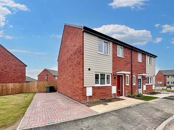 3 Bedroom Semi-Detached House To Rent In Consort Avenue, NR13