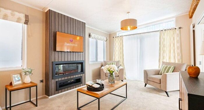 2 Bedroom Mobile/park Home For Sale In York Road, Elvington, York, YO41