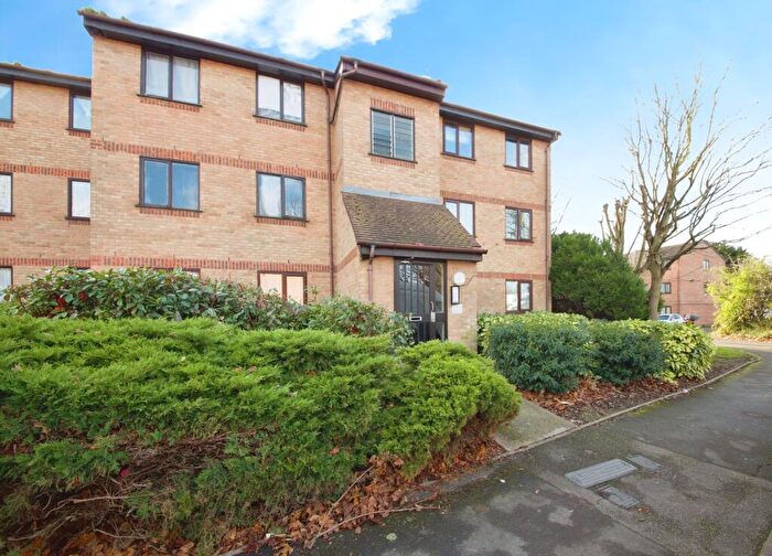 2 Bedroom Flat To Rent In Avenue Road, RM6