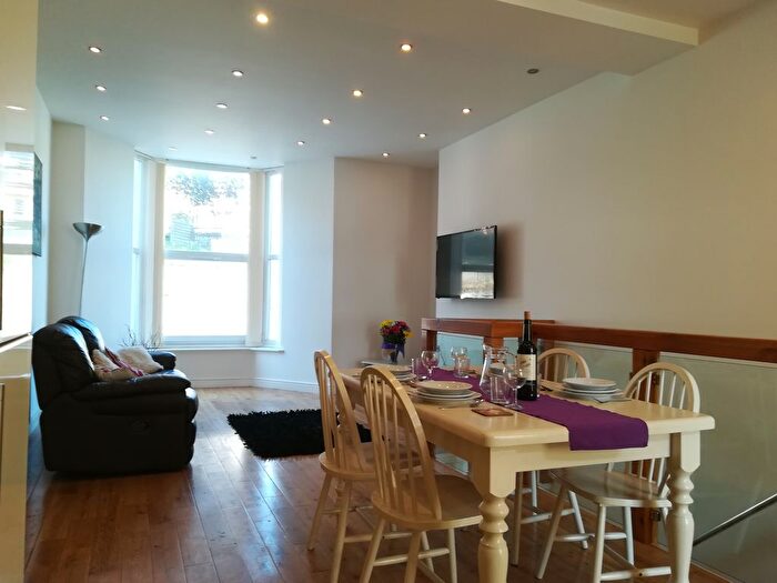 2 Bedroom Flat To Rent In Sketty Road, Swansea, SA2