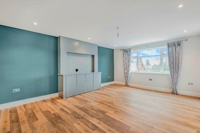 2 Bedroom Flat To Rent In Cotton Road, Potters Bar, Hertfordshire, EN6