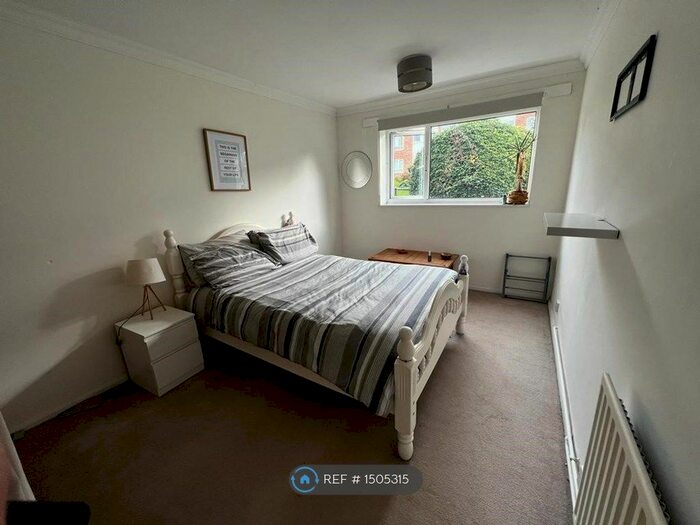 2 Bedroom Flat To Rent In Paddockhall Road, Haywards Heath, RH16