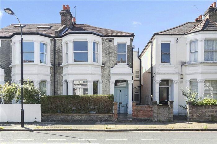 2 Bedroom Flat To Rent In Roxwell Road, Shepherds Bush, London, W12