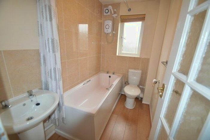 Studio To Rent In Bream Close, London, N17