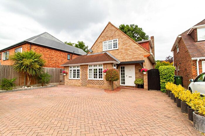 3 Bedroom Detached House For Sale In Bishops Close, Fleet, GU52