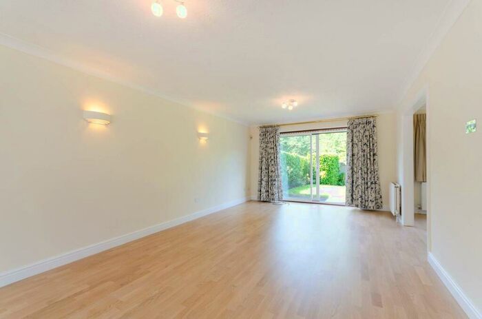 4 Bedroom Detached House To Rent In Tamesis Gardens, Worcester Park, KT4