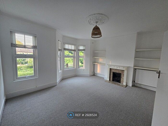 3 Bedroom Flat To Rent In Holmewood Gardens, London, SW2