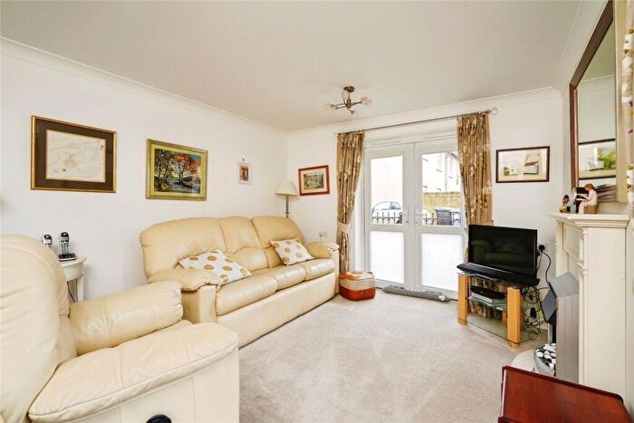 2 Bedroom Apartment For Sale In Otters Court, Witney, OX28