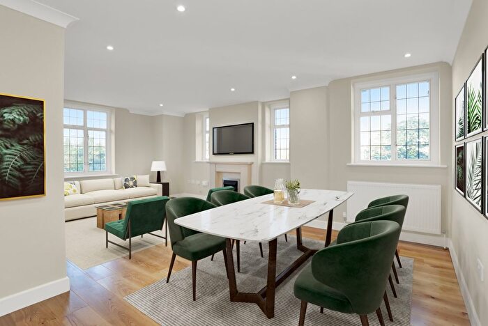 2 Bedroom Flat To Rent In Lammas Lane, Esher, Surrey, KT10