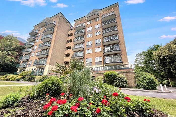 3 Bedroom Flat For Sale In East Cliff, BH1