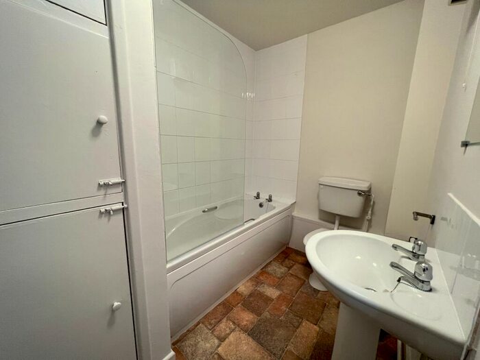 2 Bedroom Apartment To Rent In Sycamore Court, Beeston, Nottingham, NG9
