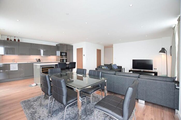 3 Bedroom Apartment To Rent In Devan Grove, London, N4