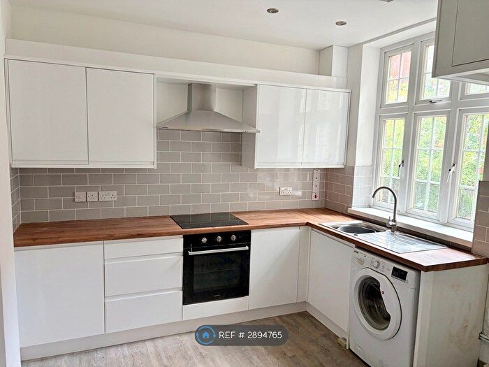 3 Bedroom Flat To Rent In Well Hall Road, Eltham, SE9
