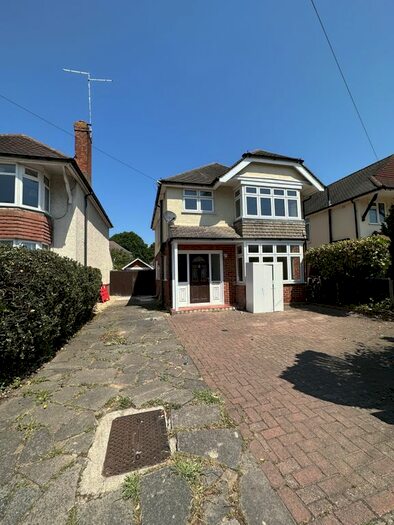 3 Bedroom Detached House To Rent In Victoria Road, Farnborough, GU14