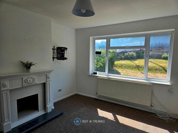 2 Bedroom Flat To Rent In Amherst Close, Hastings, TN34