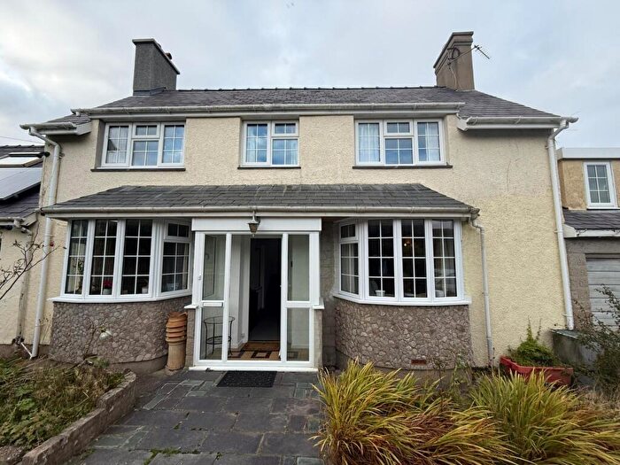 4 Bedroom Semi-Detached House To Rent In Maes Mawr Farm, Bangor, LL57