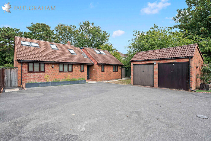 4 Bedroom Chalet For Sale In Plumtree Close, Wallington, SM6