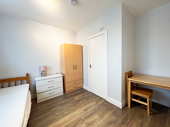 Studio To Rent In Woodville Gardens, London, NW11