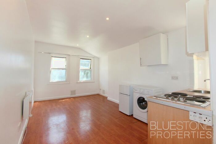 Studio To Rent In Colmer Road, London, SW16