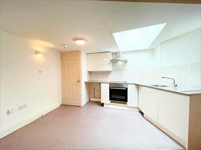 Flat To Rent In Queens Road, SE14