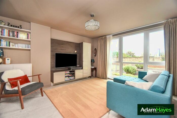 2 Bedroom Apartment To Rent In Lankaster Gardens, East Finchley, N2