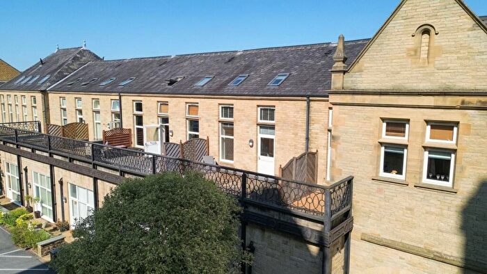 2 Bedroom Flat To Rent In Charlotte Close, Halifax, HX1