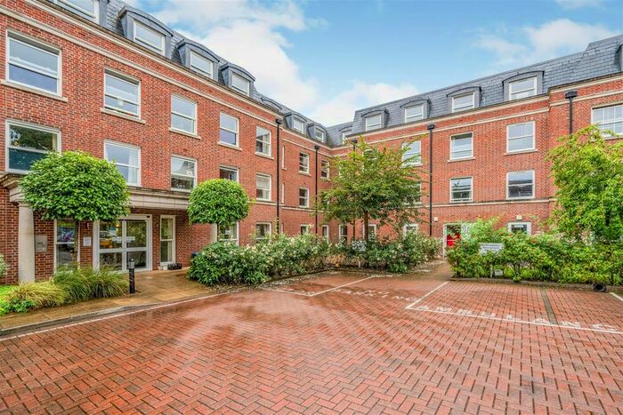 2 Bedroom Flat For Sale In Peel Court, College Way, Welwyn Garden City, Hertfordshire, AL8