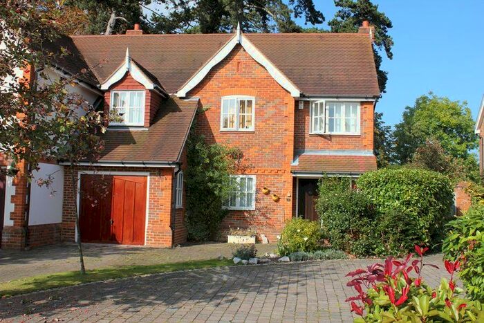 4 Bedroom Semi-Detached House To Rent In Kemsley Chase, Farnham Royal, SL2