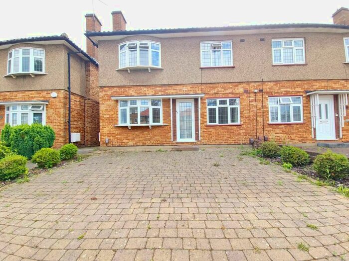 2 Bedroom Maisonette To Rent In Station Road, Gidea Park, Romford, RM2
