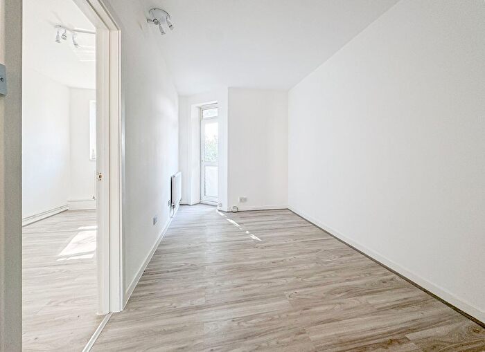 1 Bedroom Flat To Rent In Selkirk House, Defoe Road, Hackney, N16