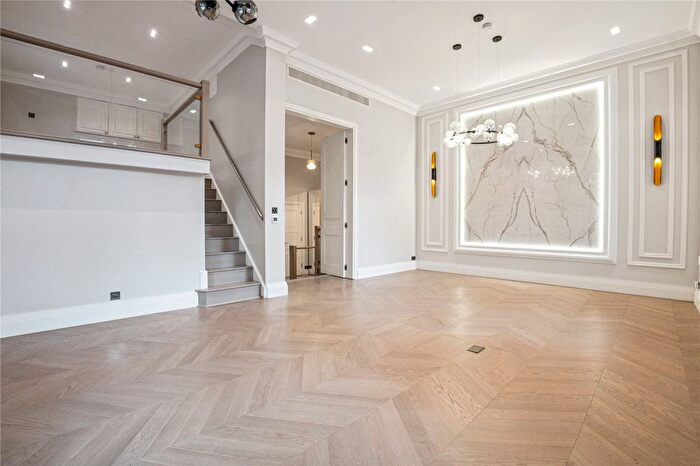 3 Bedroom Flat To Rent In Palace Gate, London, W8