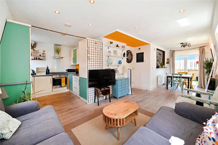 2 Bedroom Flat For Sale In Scarborough Street, London, E1