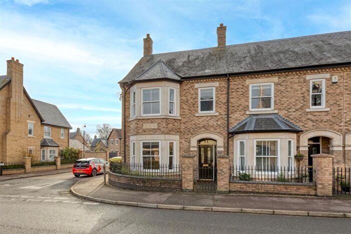 3 Bedroom End Of Terrace House For Sale In Bronte Avenue, Fairfield, SG5