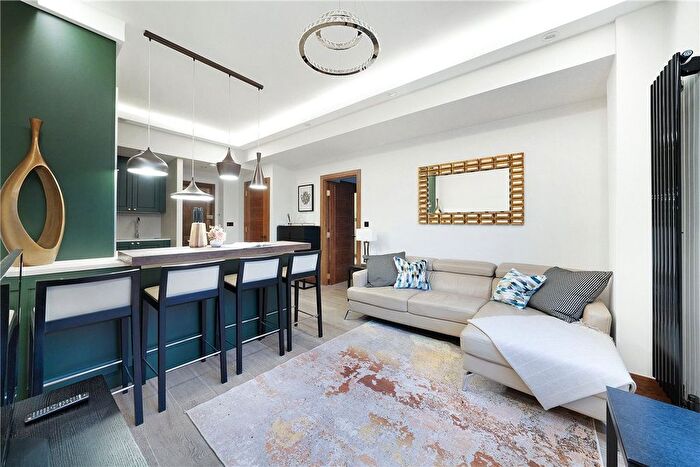 2 Bedroom Flat To Rent In Hallam Street, Marylebone, London, W1W