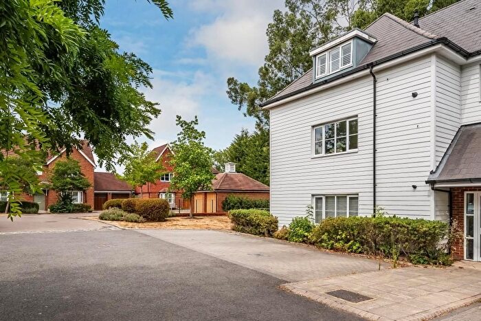 2 Bedroom Flat For Sale In Breakspear Gdns, Beare Green, RH5