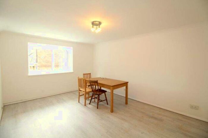 2 Bedroom Flat To Rent In Shurland Avenue, East Barnet, EN4