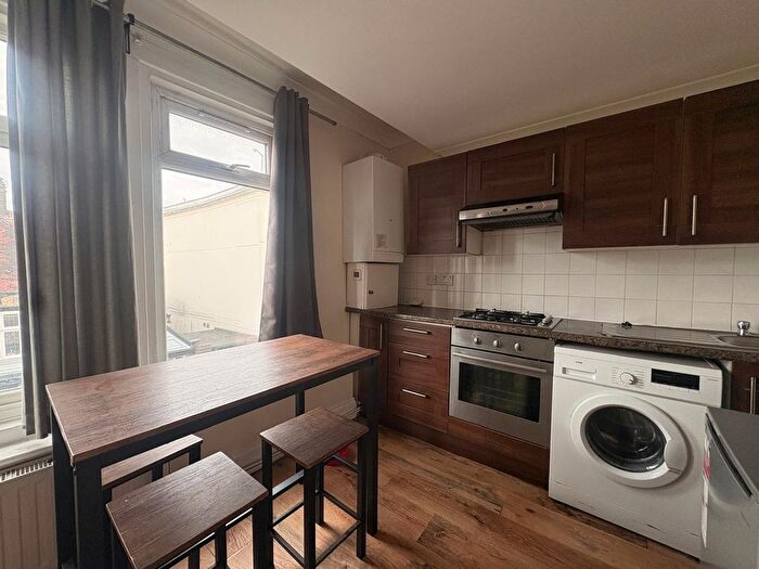 2 Bedroom Flat To Rent In Ballards Lane, London, N12