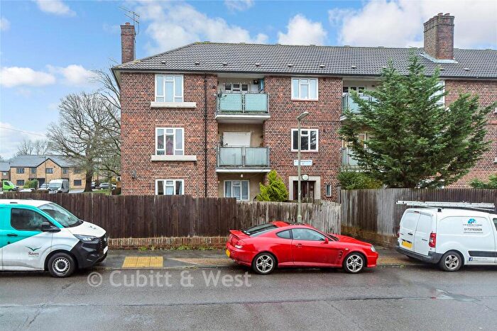 2 Bedroom Flat For Sale In Malmstone Avenue, Merstham, Redhill, Surrey, RH1