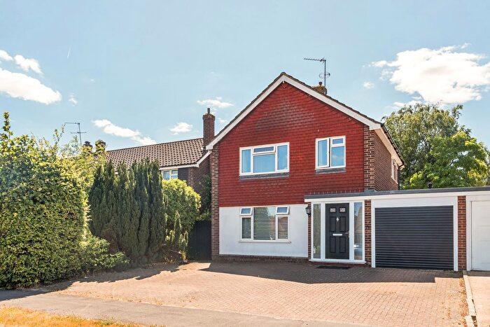 3 Bedroom Link Detached House For Sale In Sandalwood Avenue, Chertsey, KT16