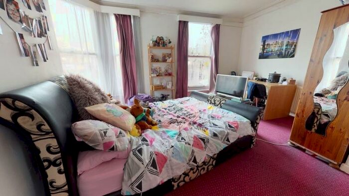 3 Bedroom Flat To Rent In Woodsley Road, Hyde Park, Leeds, LS6