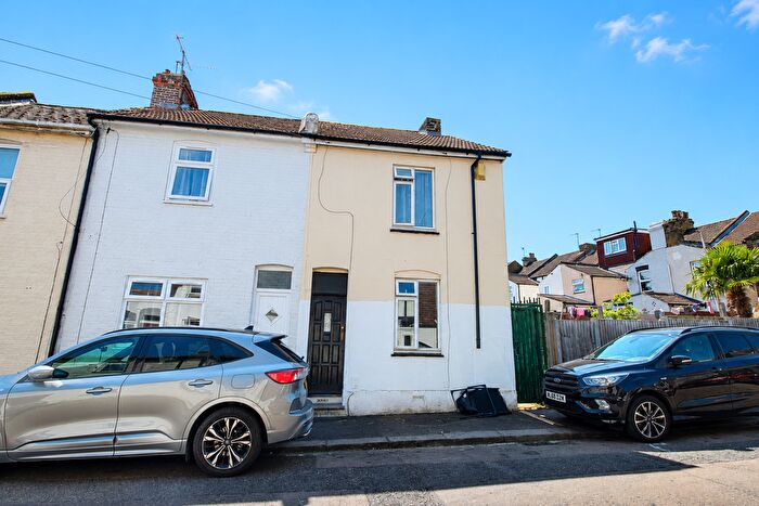 3 Bedroom End Terrace House For Sale In Leopold Road, Chatham, Kent, ME4
